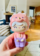 With the confidence of one of the strongest forces of creation, this dino-girly is here without fear! With only 750 in the world, which are hand numbered, this Momiji Roarsome! Vinyl Figure Doll doesn’t need much of an introduction to assert her awesomeness!